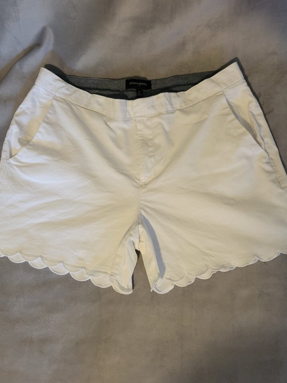 Banana Republic White Tailored Chino Shorts Scalloped Hem Womens Size 12